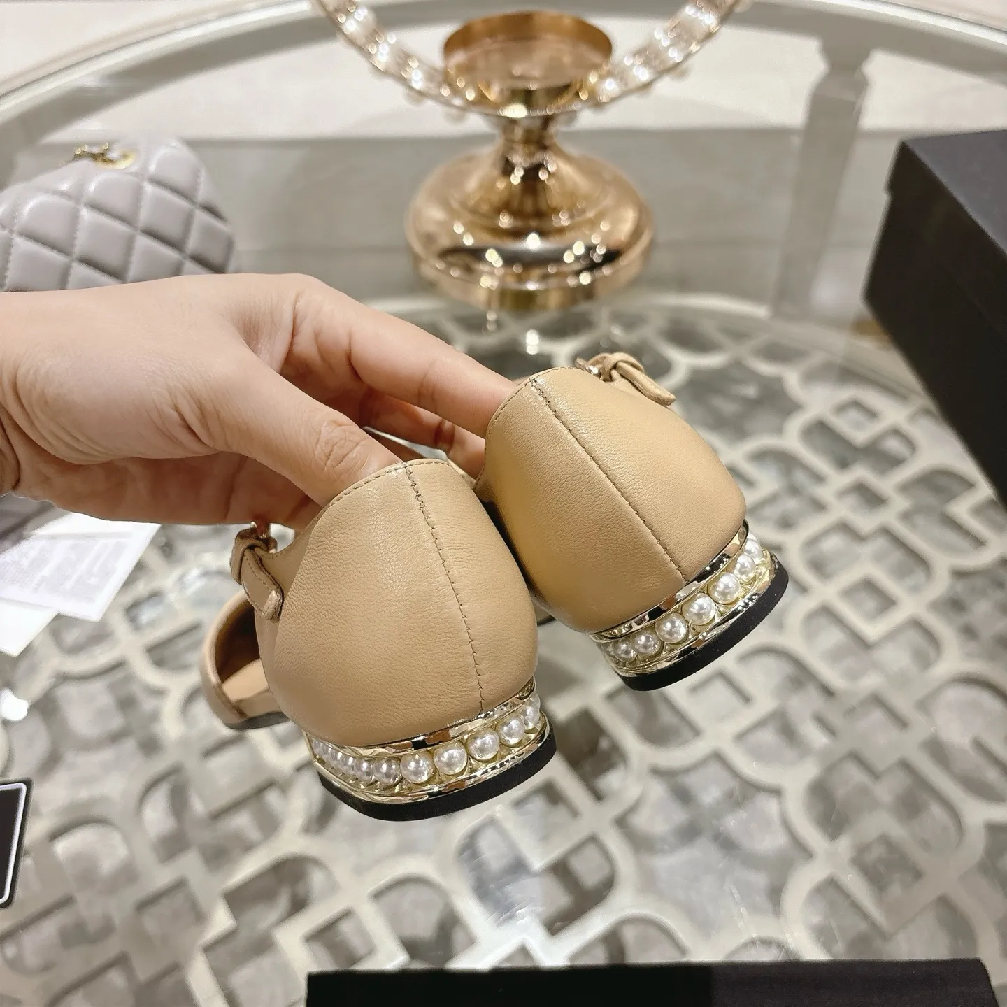 👟👟Ex-factory price 560👟👟 25ss early autumn new Xiaoxiang Chanel pearl double C buckle T-strap Mary Jane shoes pearl heel buckle shoes doll shoe design is so cute 💥The daughter of a rich family has the sense of sight, retro sweetness and age reduction! Mary Jane's unique noble texture allows you to practice various combinations of beauty. Beauty and comfort coexist. Who can not be tempted? The high-end simple style will never go out of style when worn again and again. It vividly interprets the charm of the exclusive fragrance. More possibilities for shaping. Original molded hardware buckle. Upper: lambskin. Lining: sheepskin. Outsole: genuine leather outsole imported from Italy. Size: 35-39 (40.41 custom-made, non-refundable).